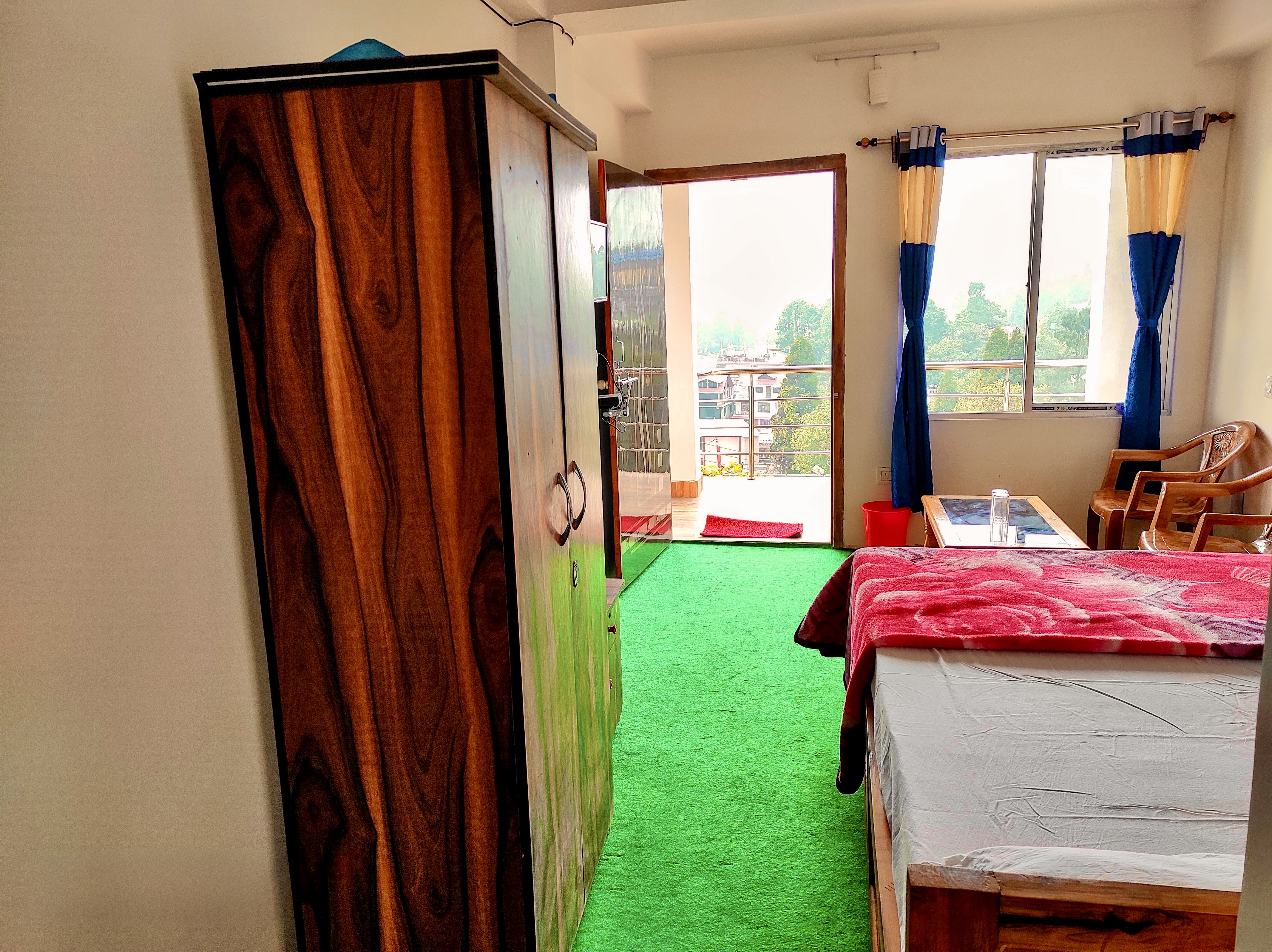 Golden Sunview Room